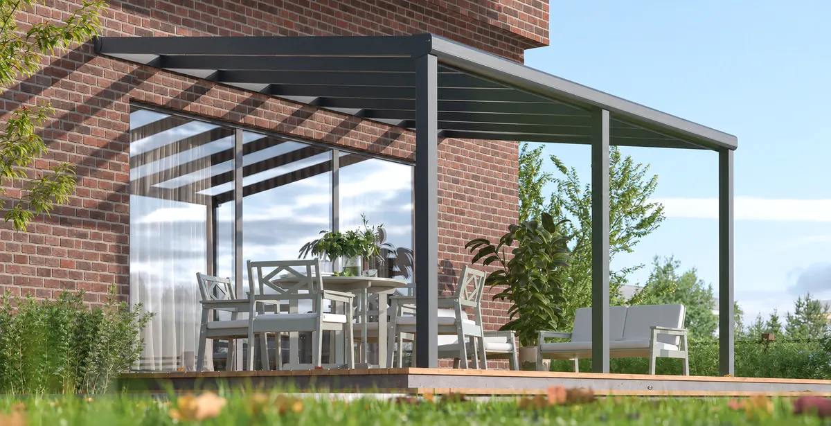 Norderney Terrassendach vollständig über einer möblierten Terrasse am Backsteinhaus